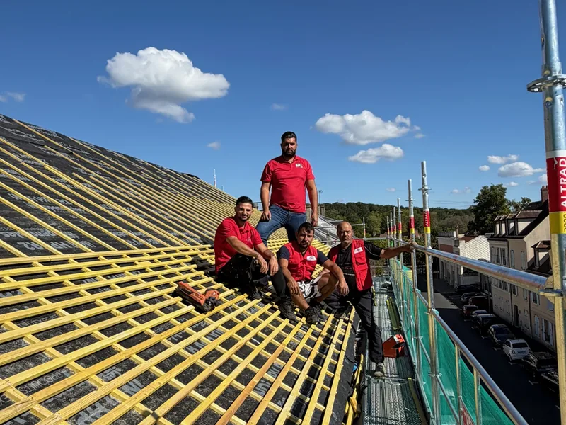 Équipe de PS Rénovation sur le liteaunage neuf d’un immeuble à Rambouillet