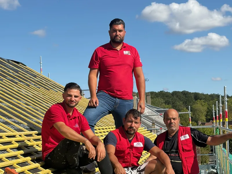Les couvreurs de PS Rénovation 78 sur le liteaunage neuf de l'immeuble de Rambouillet