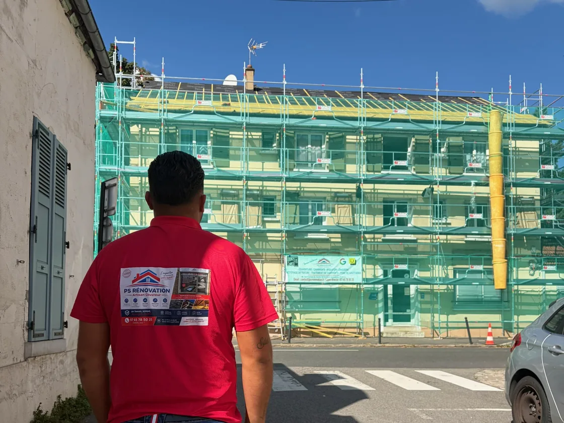 Immeuble échafaudé à Rambouillet dont la toiture est refaite par PS Rénovation 78