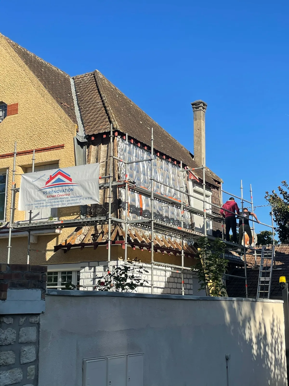 Chantier d'isolation de toiture par l'extérieur avec échafaudage, PS Rénovation à Saint-Arnoult-en-Yvelines
