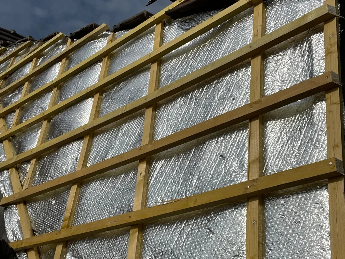 Isolant mince thermoréflecteur multicouche posé sous une toiture par PS Rénovation à Saint-Arnoult-en-Yvelines