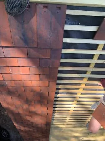 Pose de tuiles plates sur liteaunage neuf avec écran sous-toiture lors d'une réfection par PS Rénovation
