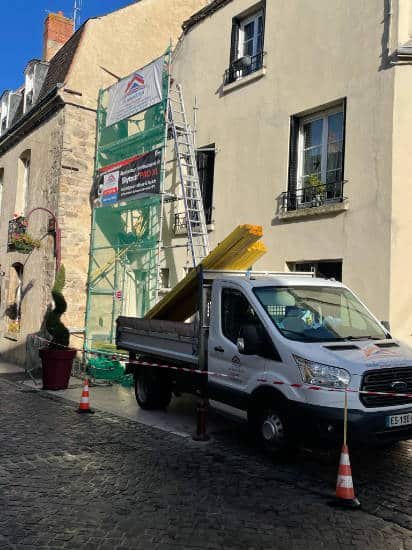 UN cammion de l'équipe de Puamrd Stnaley dans une rue de Rambouillet travaux de rénovation de toiture