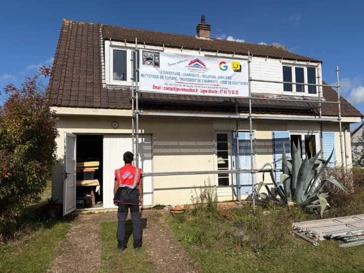 Un Véhicule de M. Paumard Stanley staionné devant une toiture entrain dêtre nettoyée par un couvreur