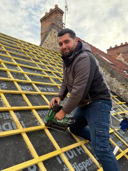 Portrait de M Paumard Stanley sur une toiture à Saint-Arnoult-en-Yvelines