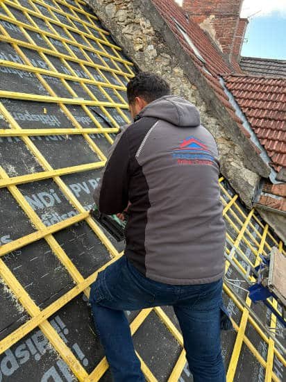 M. Paumard STnaley entrain de poser des liteaux après la pose d'un écran sous toiture